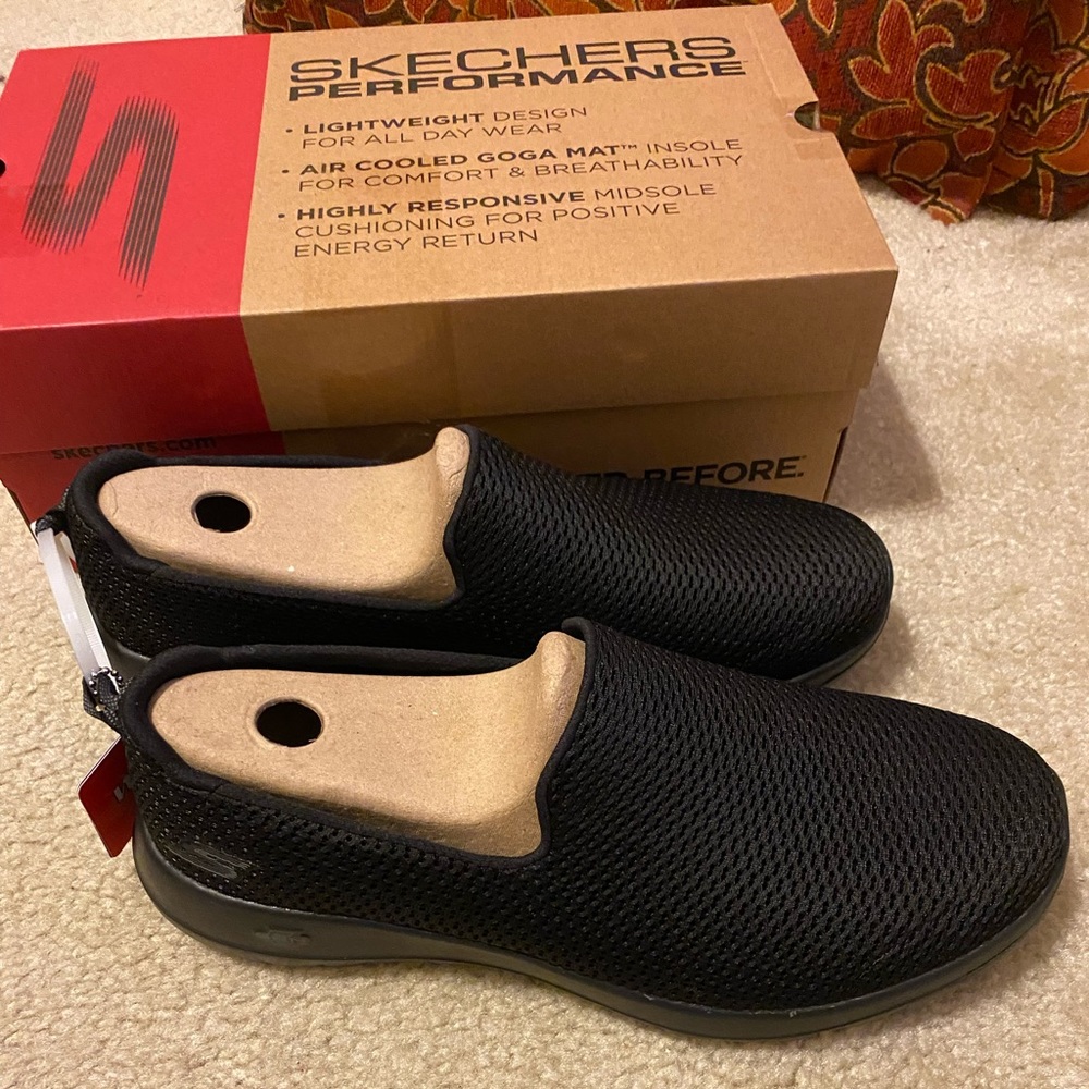 NWT Sketchers Go Walk Joy Wide Fit